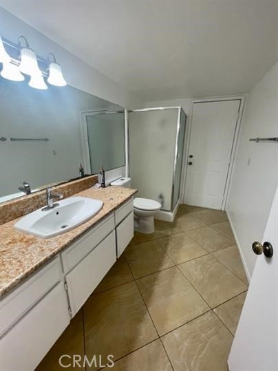 22710 Brompton Street Moreno Valley, CA 92553 - Photo 12 of 23 a bathroom with a sink and mirror