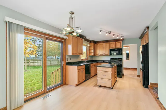 $425,000 | 745 Edenwood Drive, Roselle, IL 60172