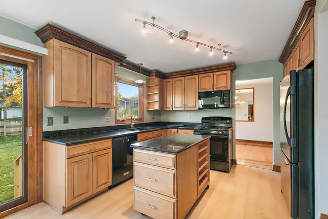 $425,000 | 745 Edenwood Drive, Roselle, IL 60172