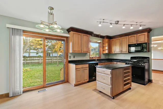 $425,000 | 745 Edenwood Drive, Roselle, IL 60172