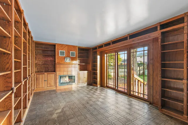 $425,000 | 745 Edenwood Drive, Roselle, IL 60172