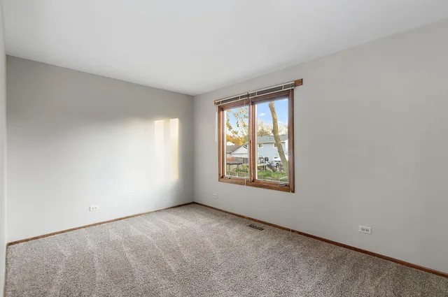 $425,000 | 745 Edenwood Drive, Roselle, IL 60172