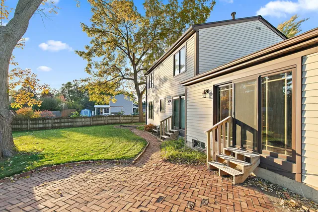 $425,000 | 745 Edenwood Drive, Roselle, IL 60172