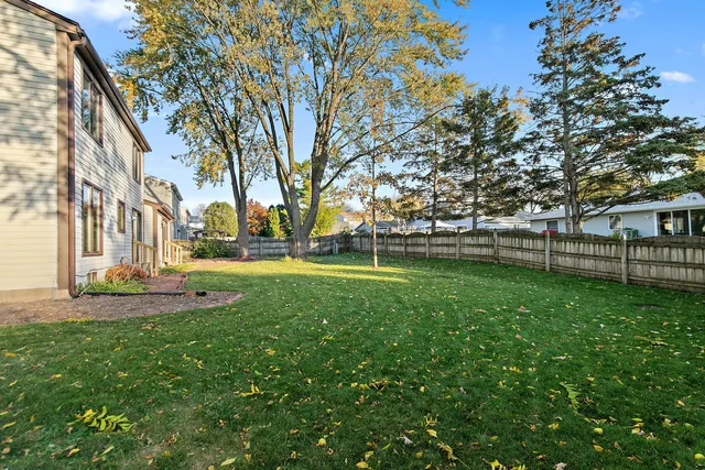 $425,000 | 745 Edenwood Drive, Roselle, IL 60172