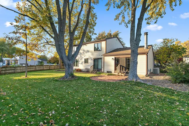 $425,000 | 745 Edenwood Drive, Roselle, IL 60172