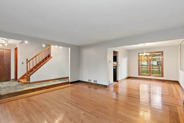 $425,000 | 745 Edenwood Drive, Roselle, IL 60172