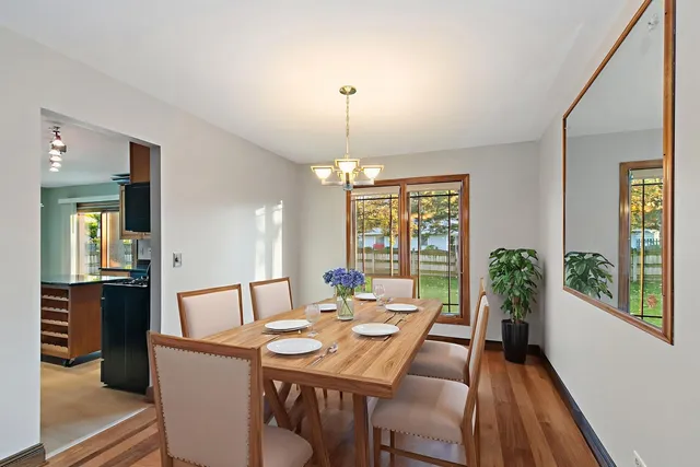 $425,000 | 745 Edenwood Drive, Roselle, IL 60172