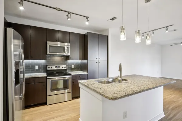 $3,200 | 1900 Barton Springs Road, Unit 5031, Austin, TX 78704