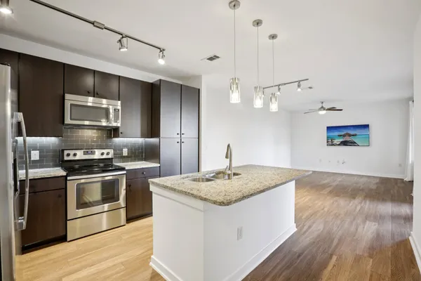 $3,200 | 1900 Barton Springs Road, Unit 5031, Austin, TX 78704