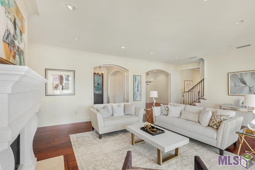 9034 Rue Felicity Court Baton Rouge, LA 70809 - Photo 3 of 46 Spacious and Open Living Room