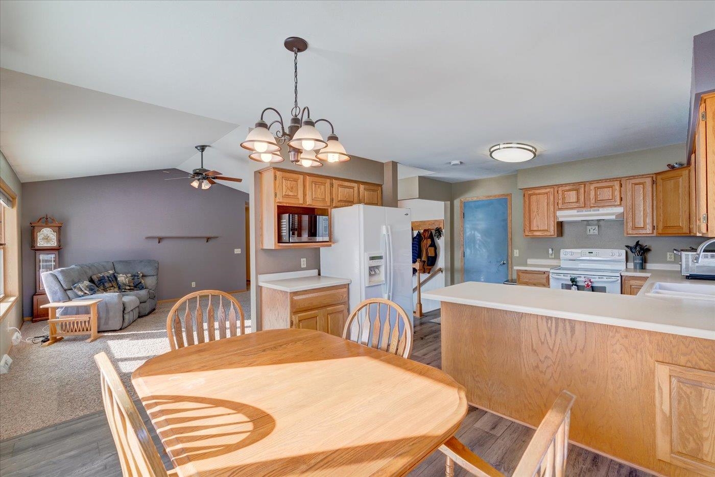 226 Bowlavard Avenue Belleville, WI 53508 - Photo 9 of 37