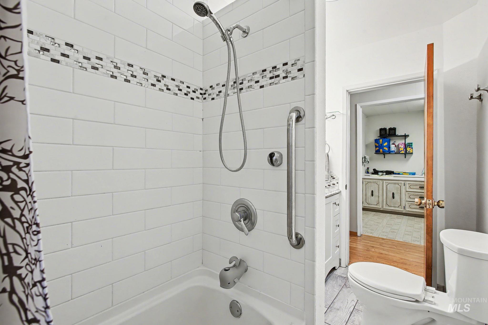 1103 3rd Street Asotin, WA 99402 - Photo 11 of 44 Full bathroom featuring shower / tub combo and toilet