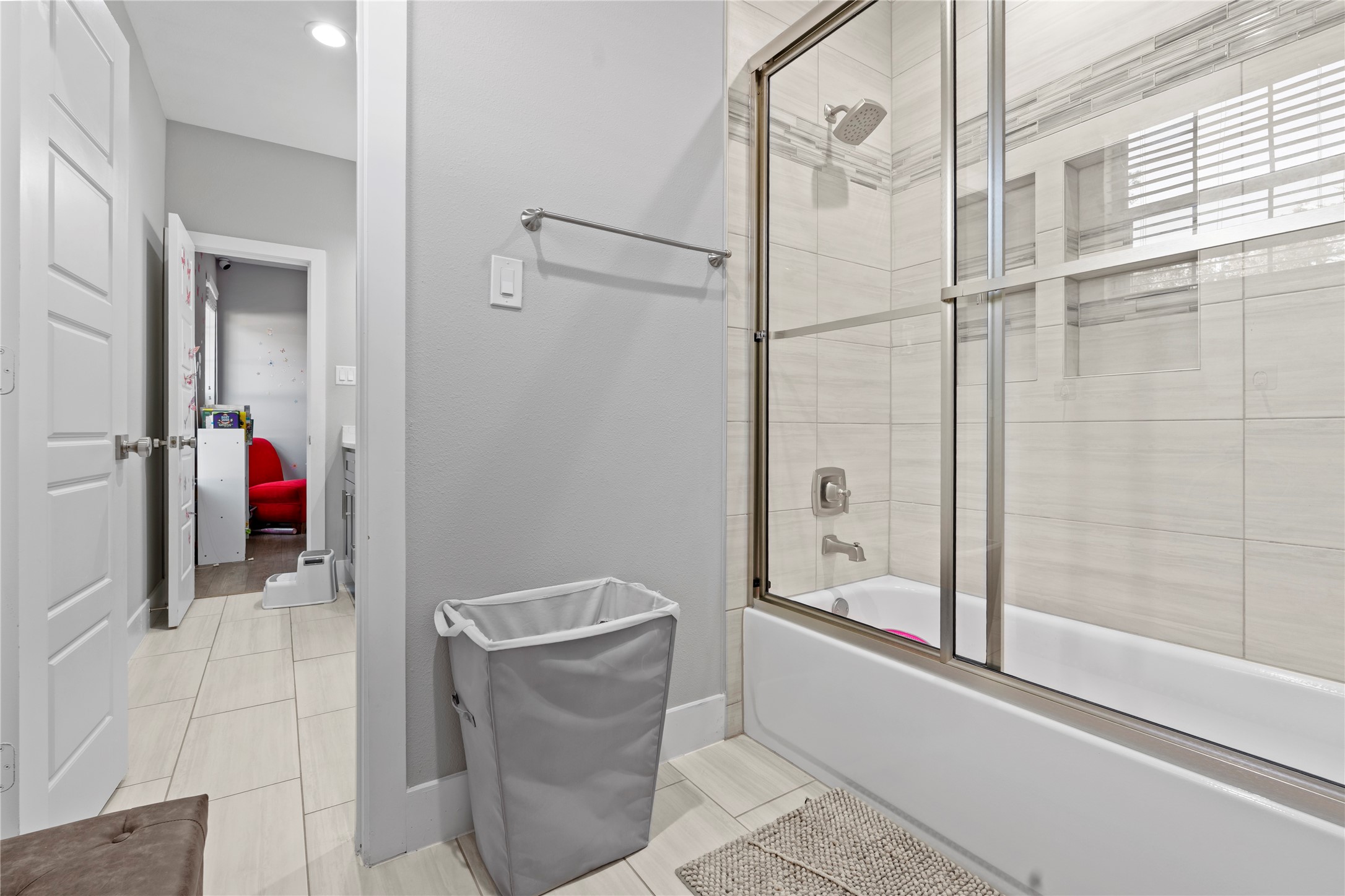 6207 Graff Net Court Spring, TX 77379 - Photo 13 of 49 Well kept Jack and Jill bathrooms, because sharing doesn’t have to be stressful!