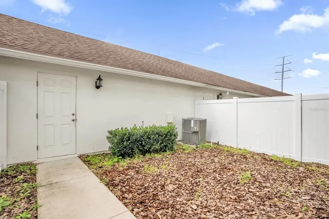 a view of a backyard