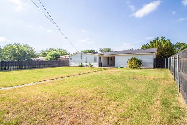 a house view with swimming pool