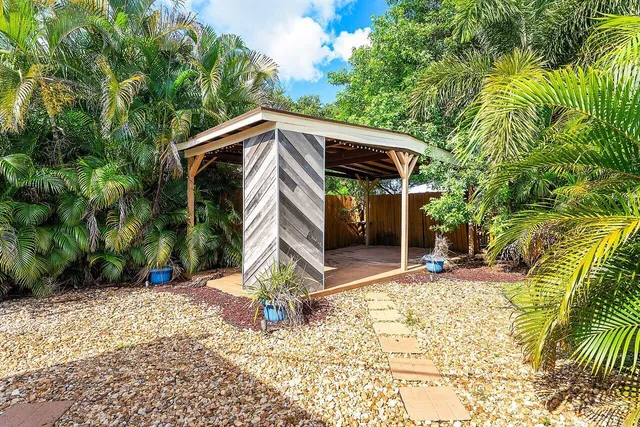 a view of outdoor space yard and porch