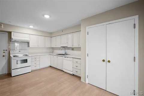 $215,000 | 710 South Hanley Road, Unit 7B, St. Louis, MO 63105