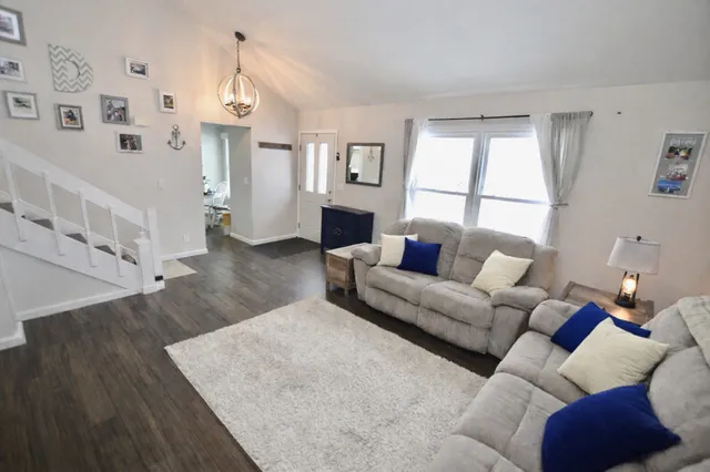 $350,000 | 1014 Stonehedge Court, Crystal Lake, IL 60014