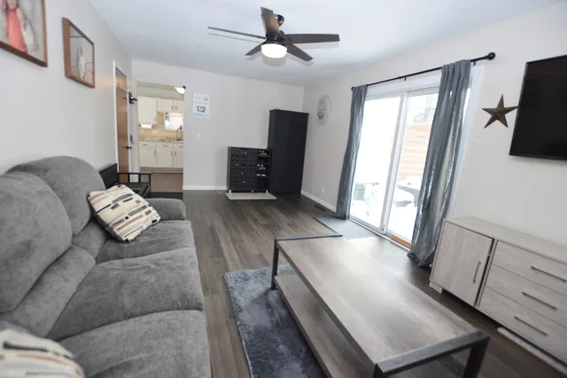 $350,000 | 1014 Stonehedge Court, Crystal Lake, IL 60014