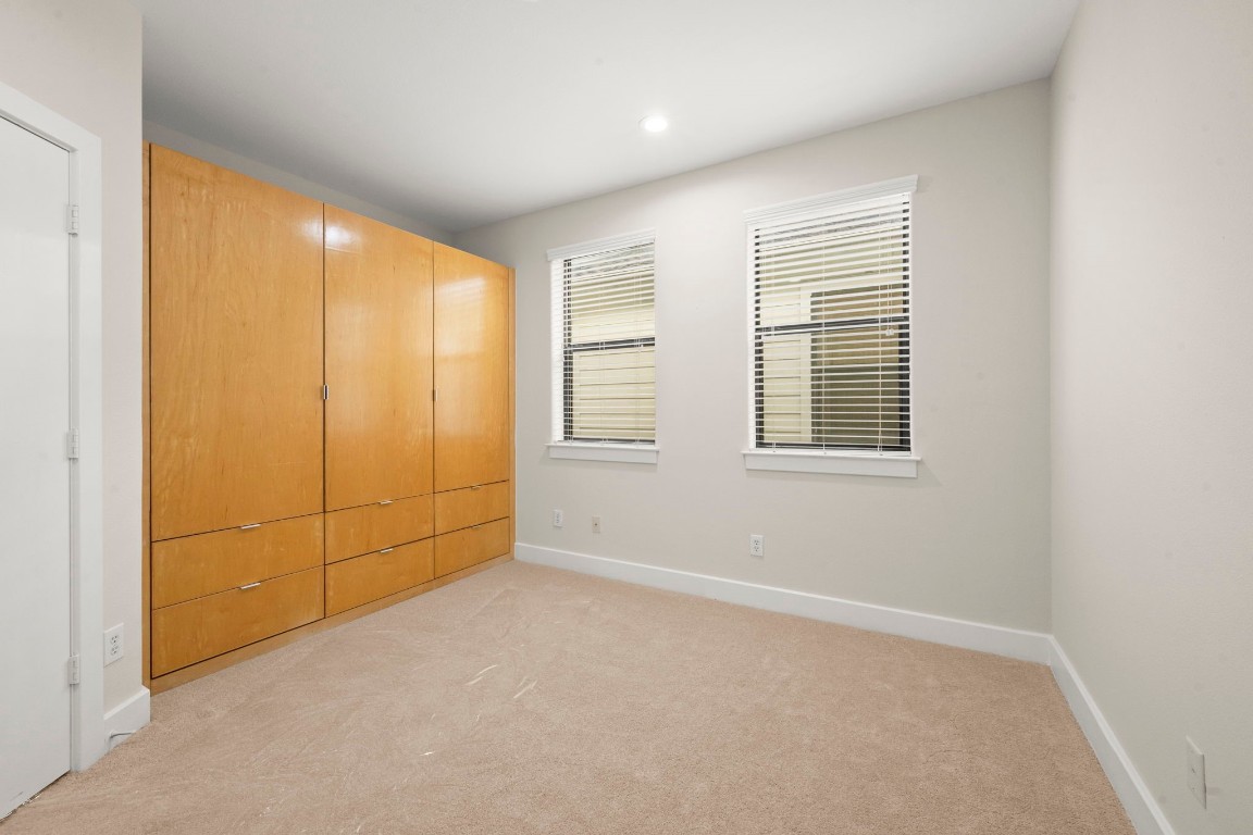 5527 Darling Street, Unit A Houston, TX 77007 - Photo 22 of 31 an empty room with windows