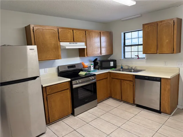 $1,050 | 890 East Cherry Street, Unit 102, Jesup, GA 31546