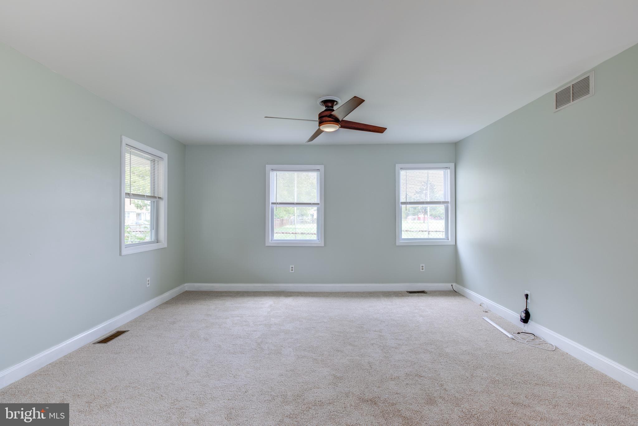 35 Front Street Palmyra, NJ 08065 - Photo 6 of 25 Living