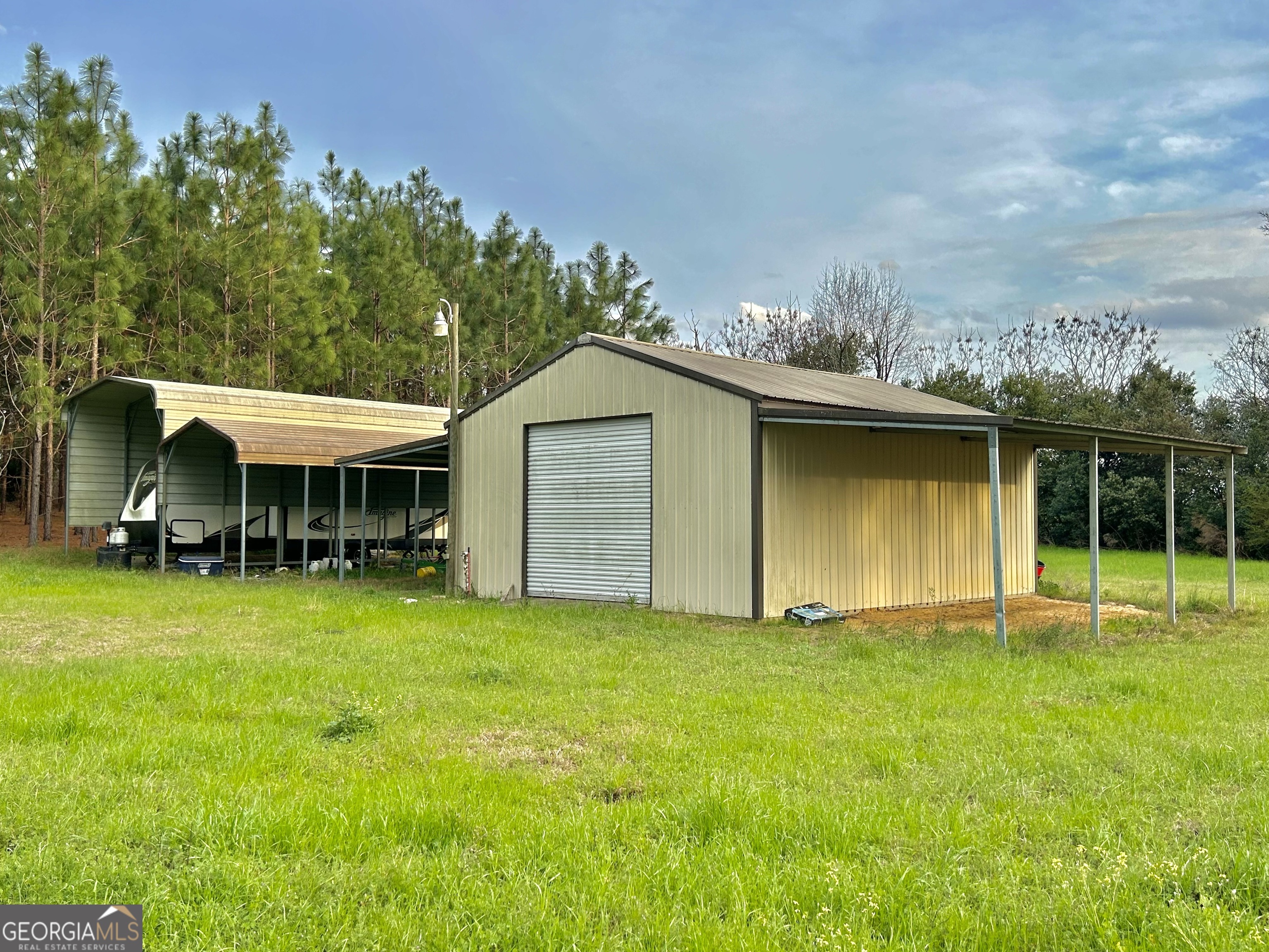 668 10 Mile Road Fitzgerald, GA 31750 - Photo 4 of 19 a backyard of a house with table and chairs