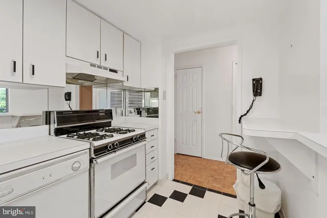 $175,000 | 100 West Avenue, Unit 211S, Jenkintown, PA 19046