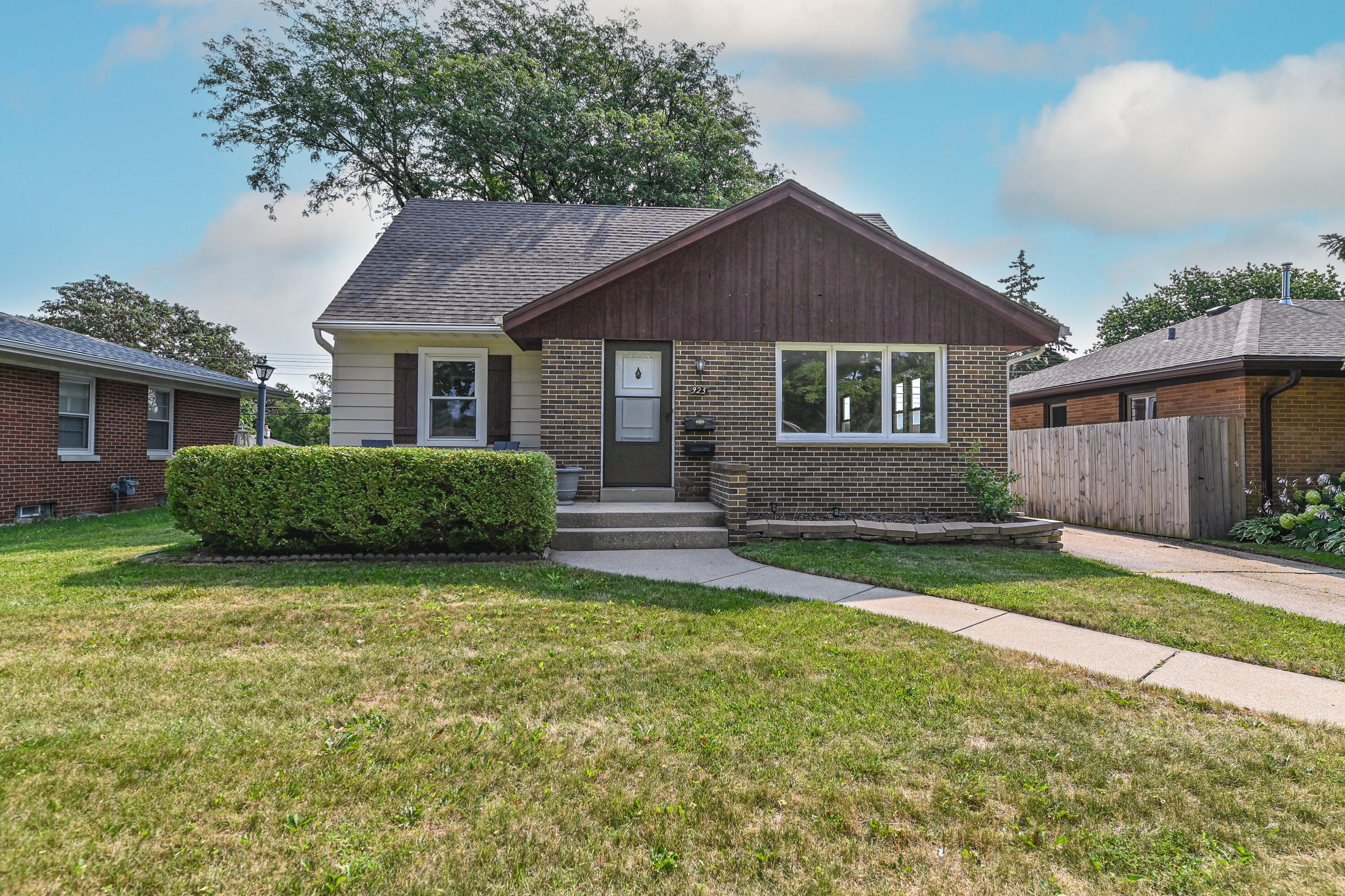 923 Illinois Street Racine, WI 53405 - Photo 1 of 1 Main