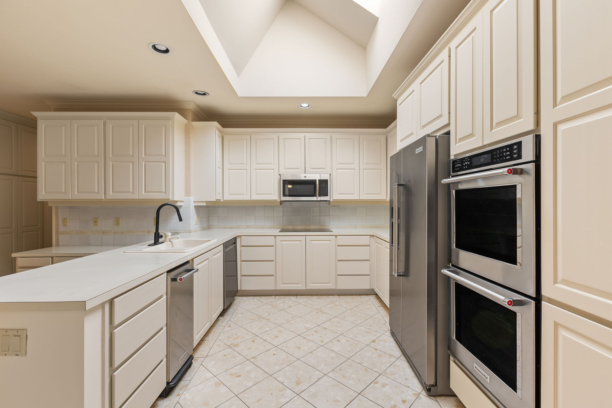 2834 Montebello Road, Unit B11 Austin, TX 78746 - Photo 16 of 39