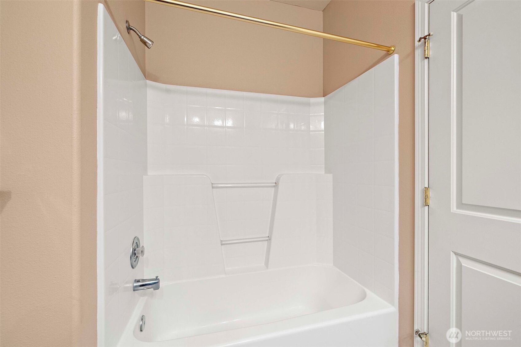 6831 Northeast 170th Street, Unit 306 Kenmore, WA 98028 - Photo 22 of 32 a bathroom with a bathtub