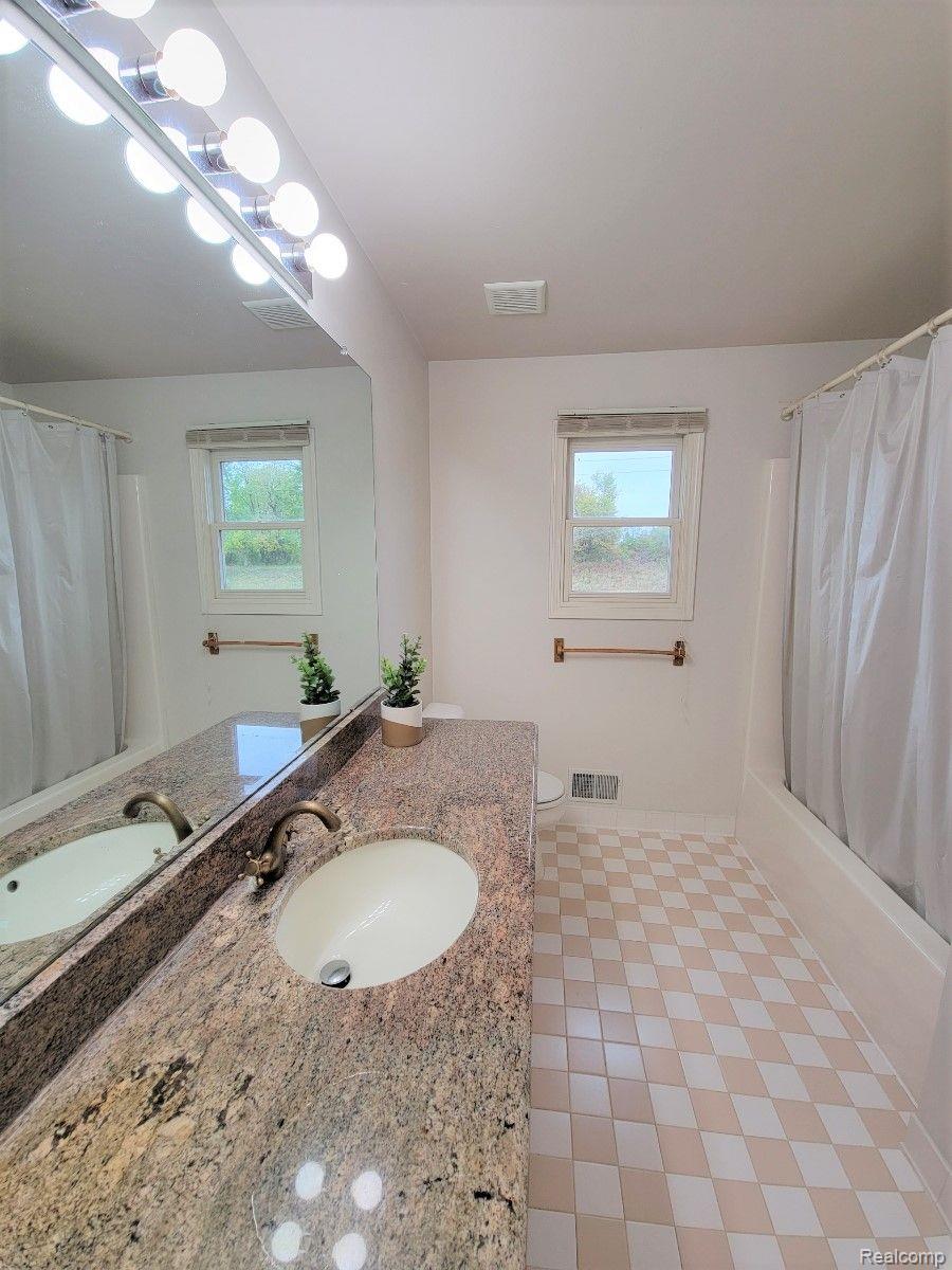 3674 Inverness Drive Rochester, MI 48306 - Photo 12 of 19 HUGE FAMILY BATH