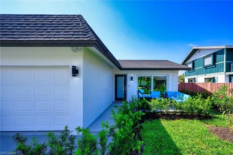 $975,000 | 540 102nd Avenue North, Naples, FL 34108
