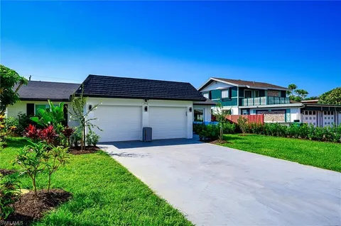 $975,000 | 540 102nd Avenue North, Naples, FL 34108