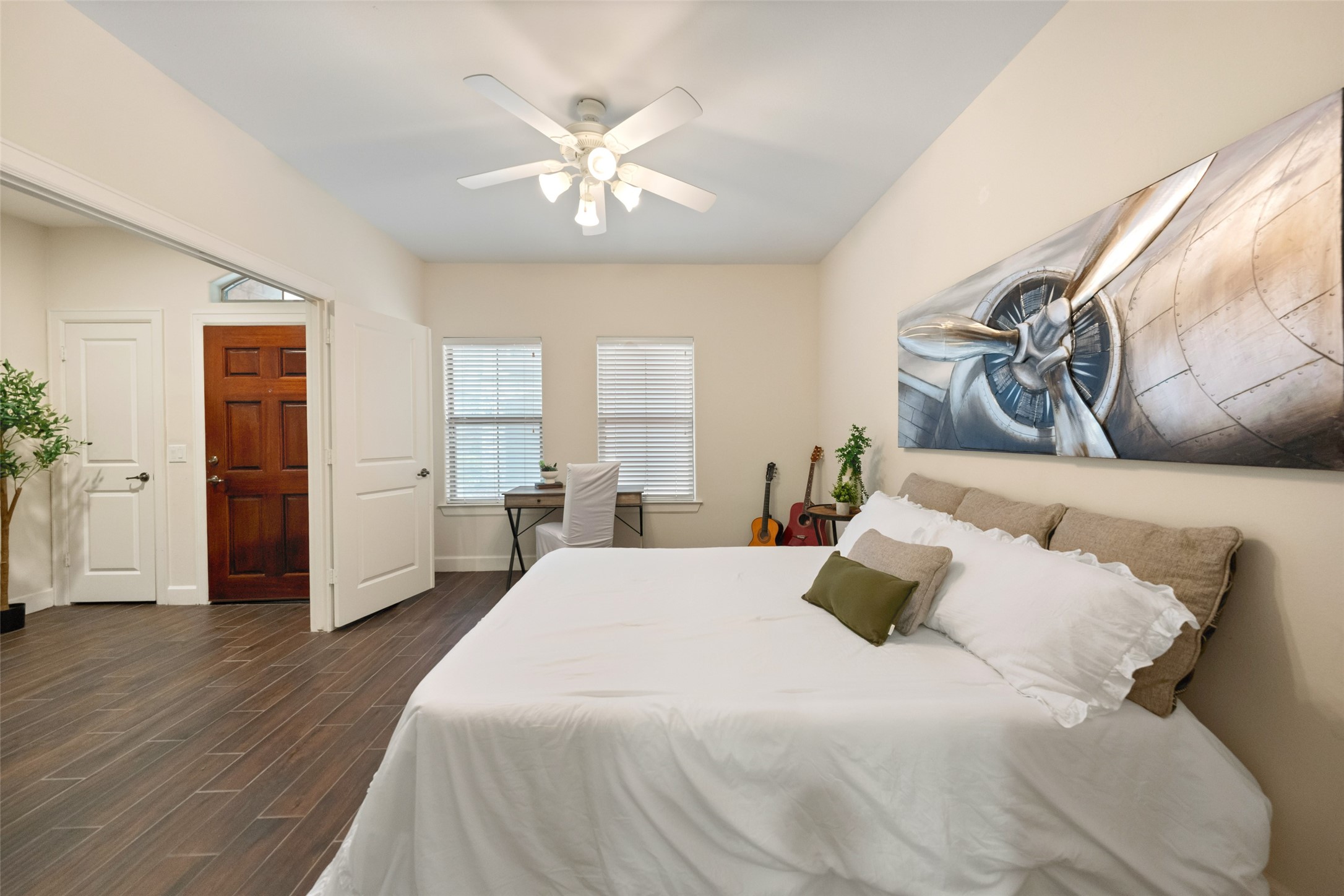 562 Bomar Street Houston, TX 77006 - Photo 22 of 28 Tons os space and great light