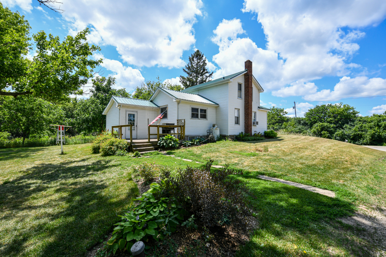 Country Charmer on 5 Acres!