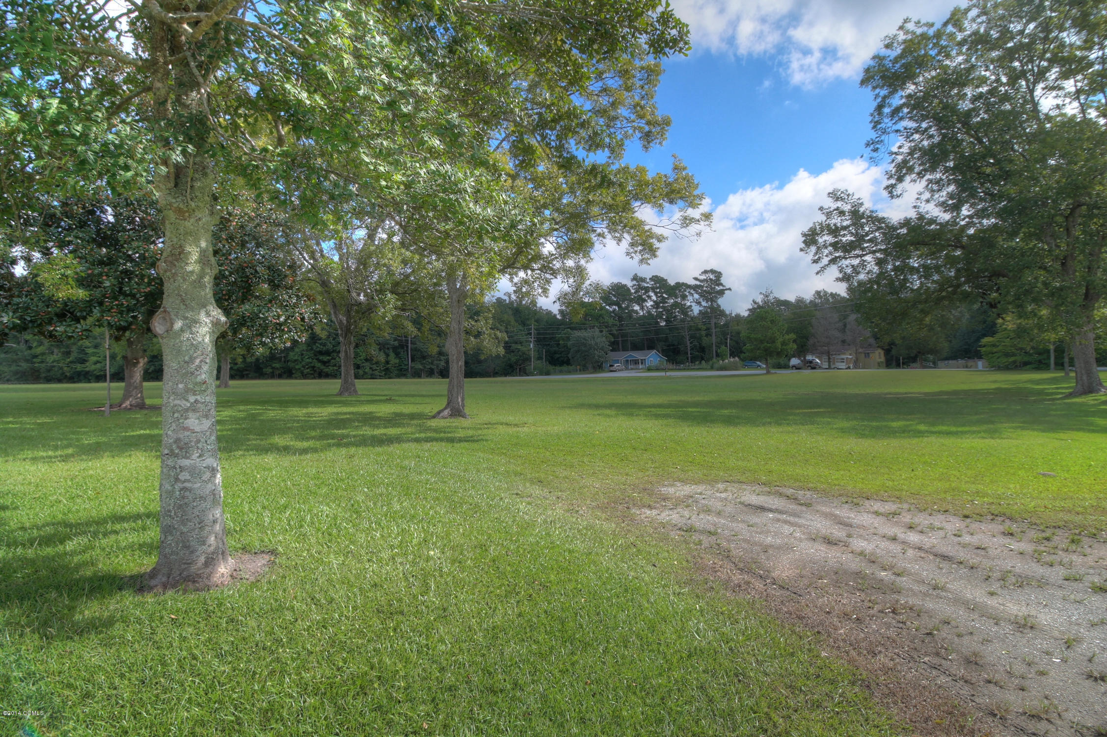 811 Lake Road Newport, NC 28570 - Photo 4 of 17 Yard
