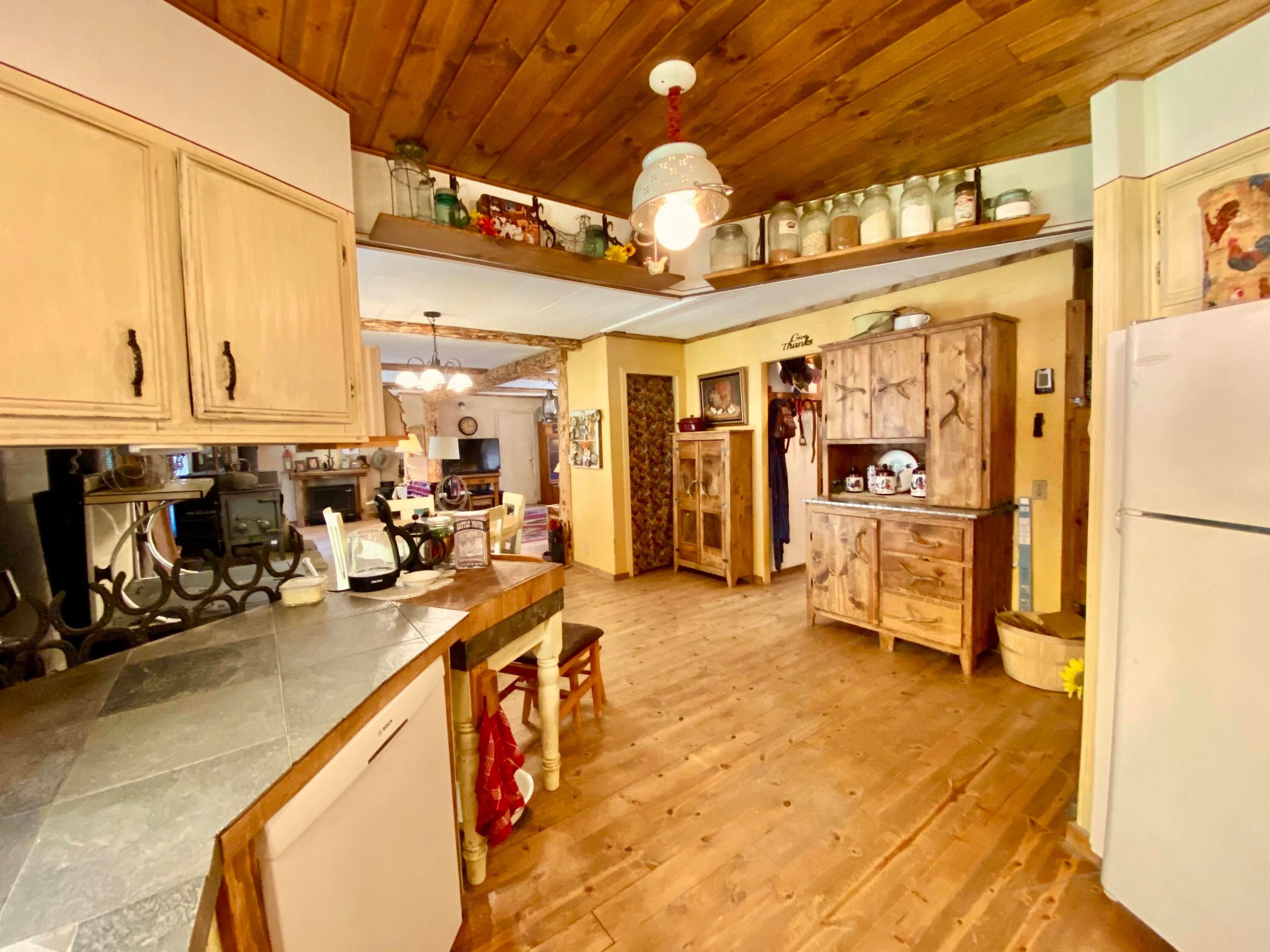 149252 Jerry Road La Pine, OR 97739 - Photo 17 of 51 Tile counters
