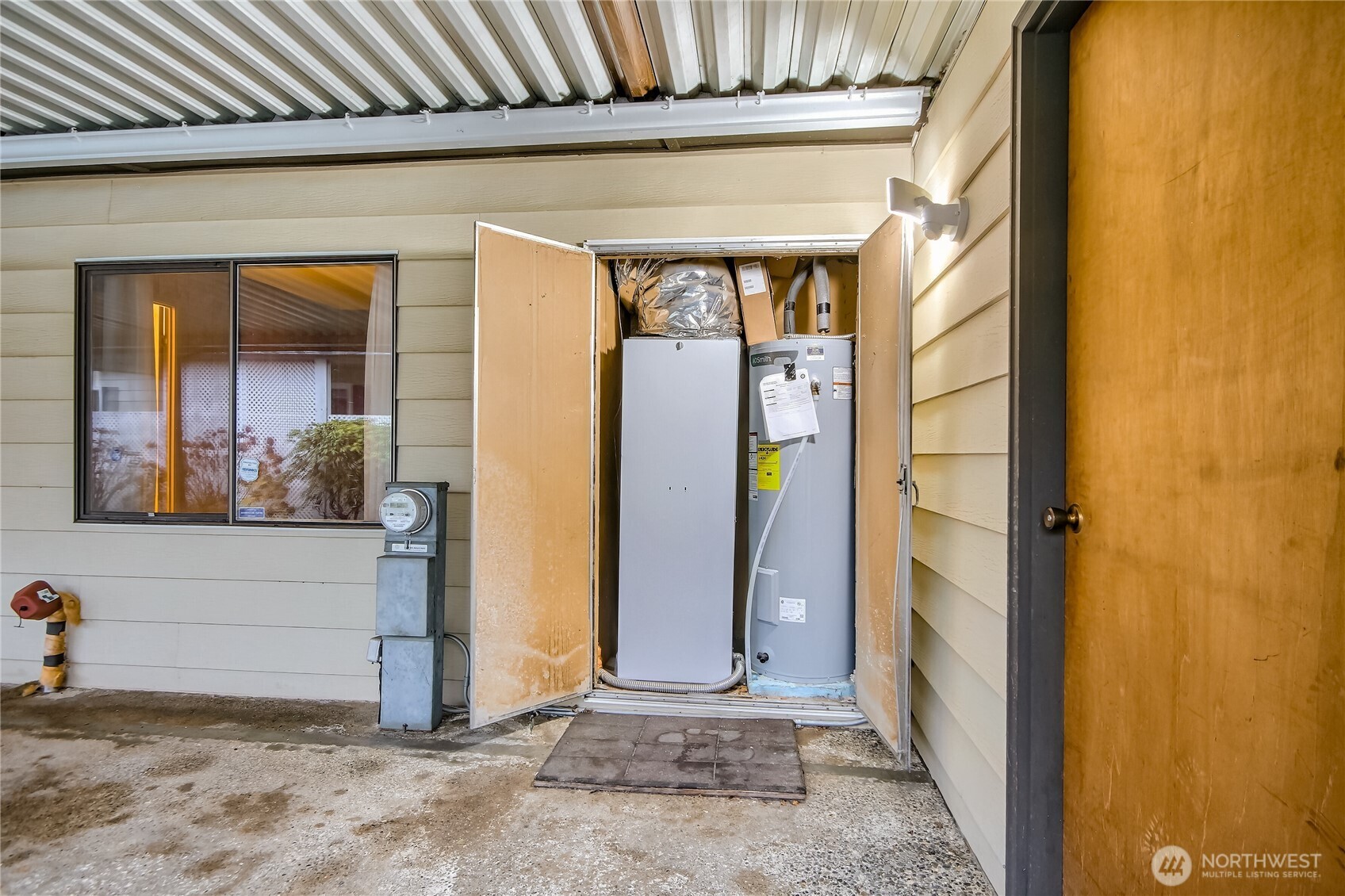 201 Union Avenue Southeast, Unit 112 Renton, WA 98059 - Photo 22 of 35 a view of a front door of a house