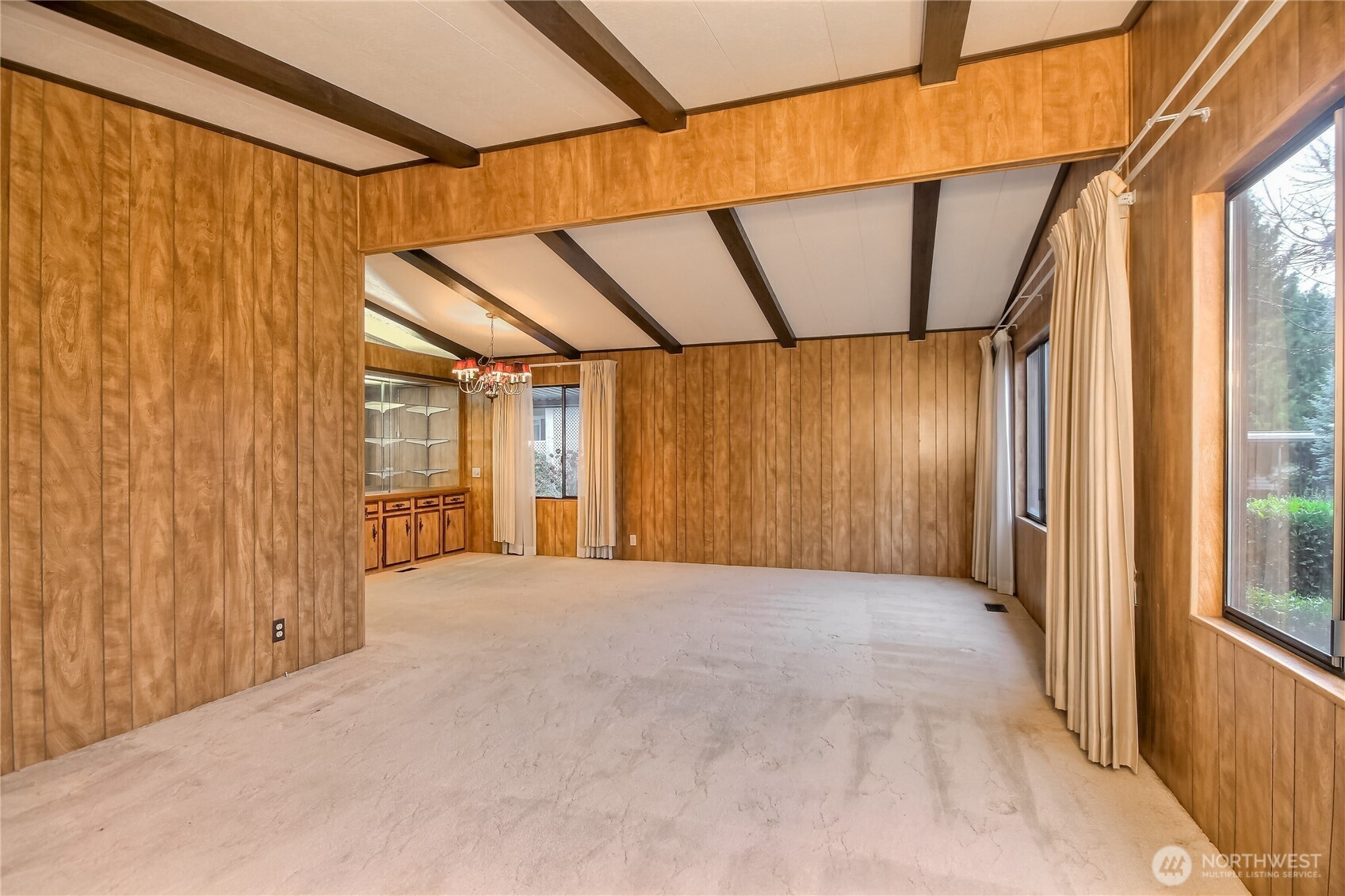 201 Union Avenue Southeast, Unit 112 Renton, WA 98059 - Photo 7 of 35 a view of an empty room with a window