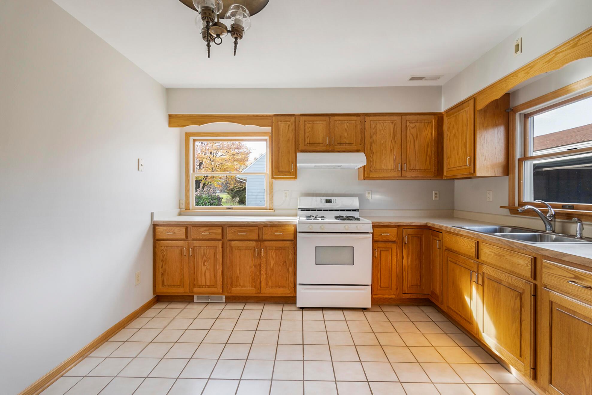 4168 Burkey Road Youngstown, OH 44515 - Photo 4 of 33 4168 Kitchen b