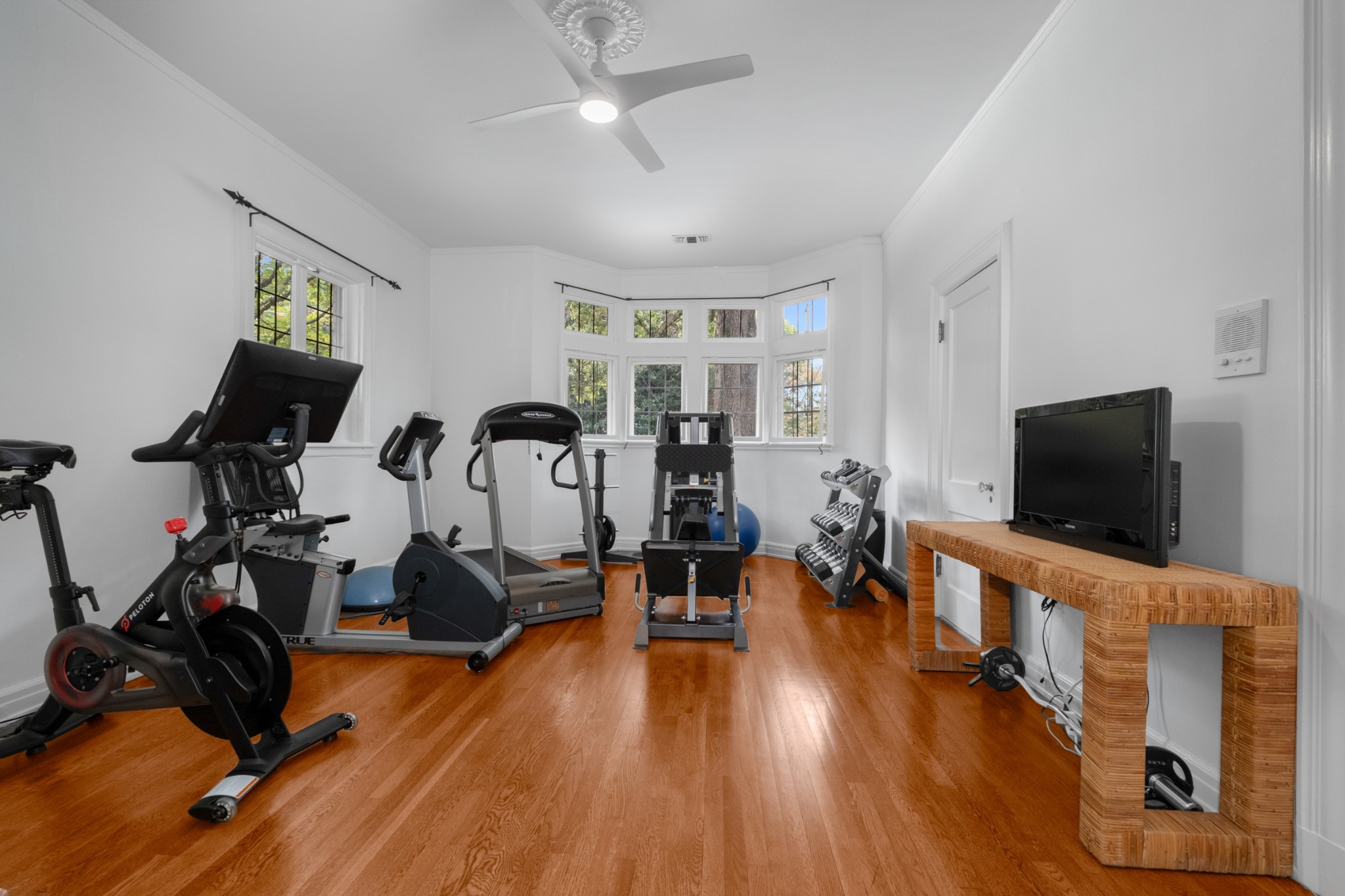 3800 Woodlawn Drive Nashville, TN 37215 - Photo 22 of 43 a view of a livingroom with furniture and a flat screen tv