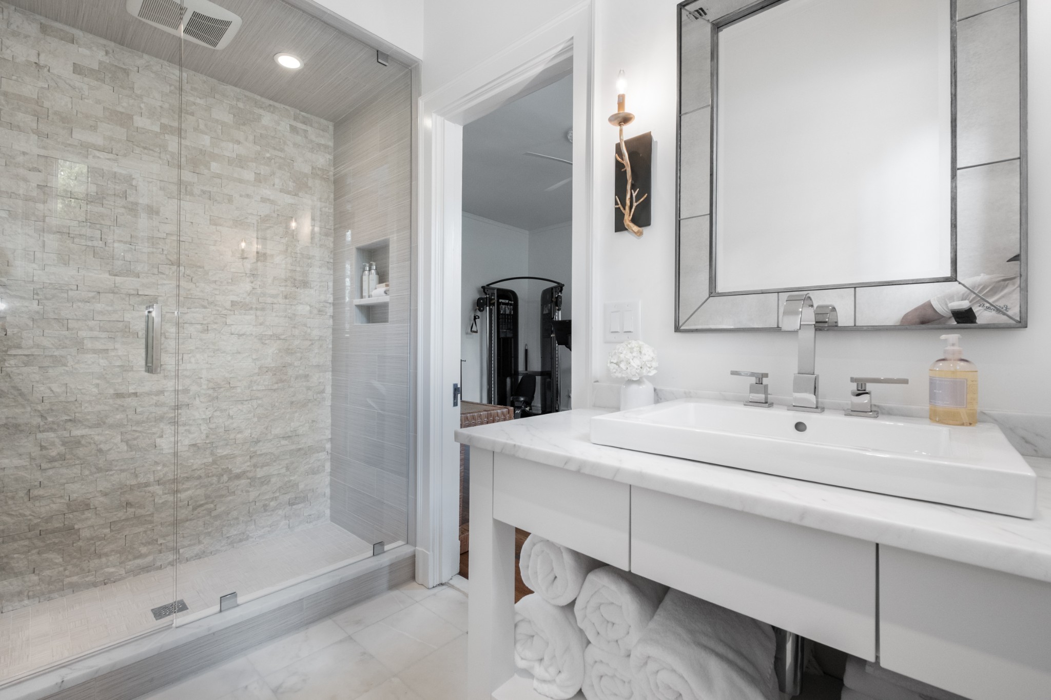 3800 Woodlawn Drive Nashville, TN 37215 - Photo 23 of 43 a bathroom with a sink and a mirror