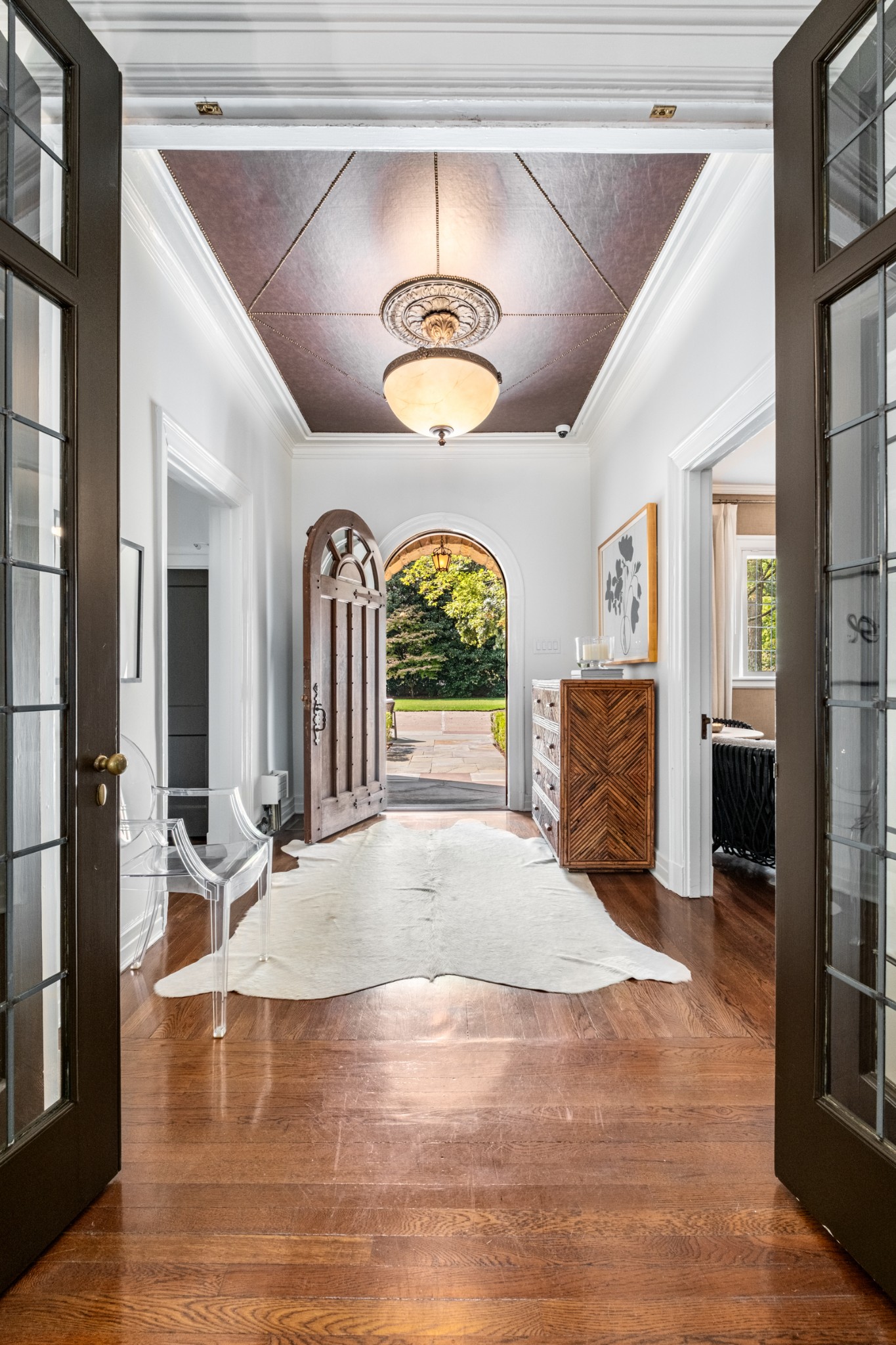 3800 Woodlawn Drive Nashville, TN 37215 - Photo 6 of 43 a view of a hallway with a stove a mirror and furniture