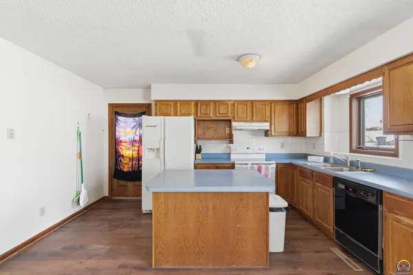 $1 | 10409 Highway 24, St. George, KS 66535