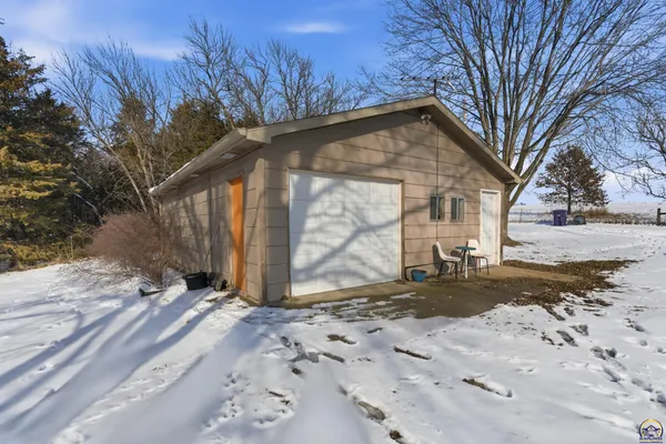 $1 | 10409 Highway 24, St. George, KS 66535