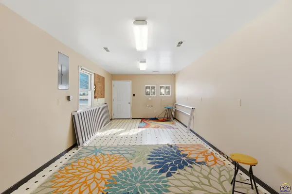 $1 | 10409 Highway 24, St. George, KS 66535