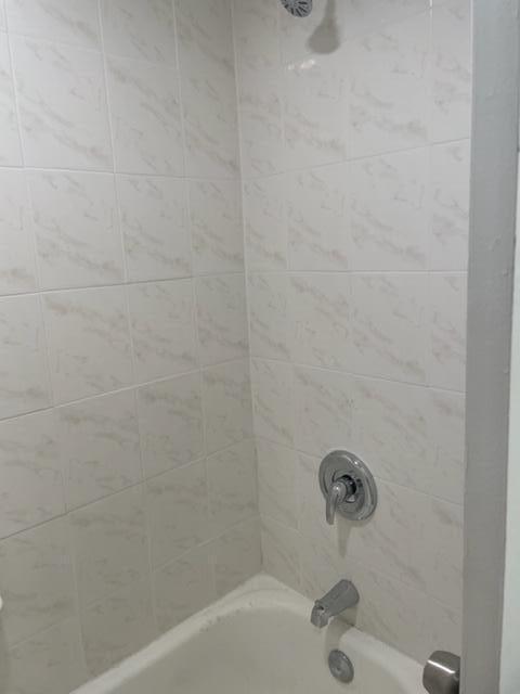 201 Foxtail Drive, Unit C2 Greenacres, FL 33415 - Photo 11 of 12 a bathroom with a bathtub