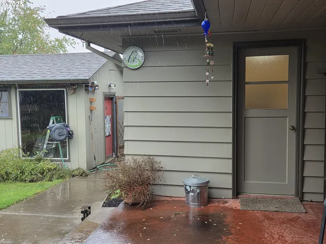 a view of a pathway of a house