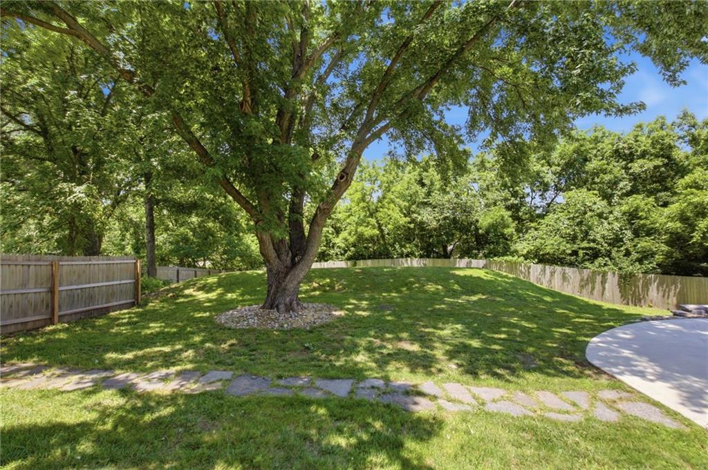 18065 Canterbury Road Stilwell, KS 66085 - Photo 7 of 61